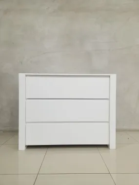 Square frame compactum in white