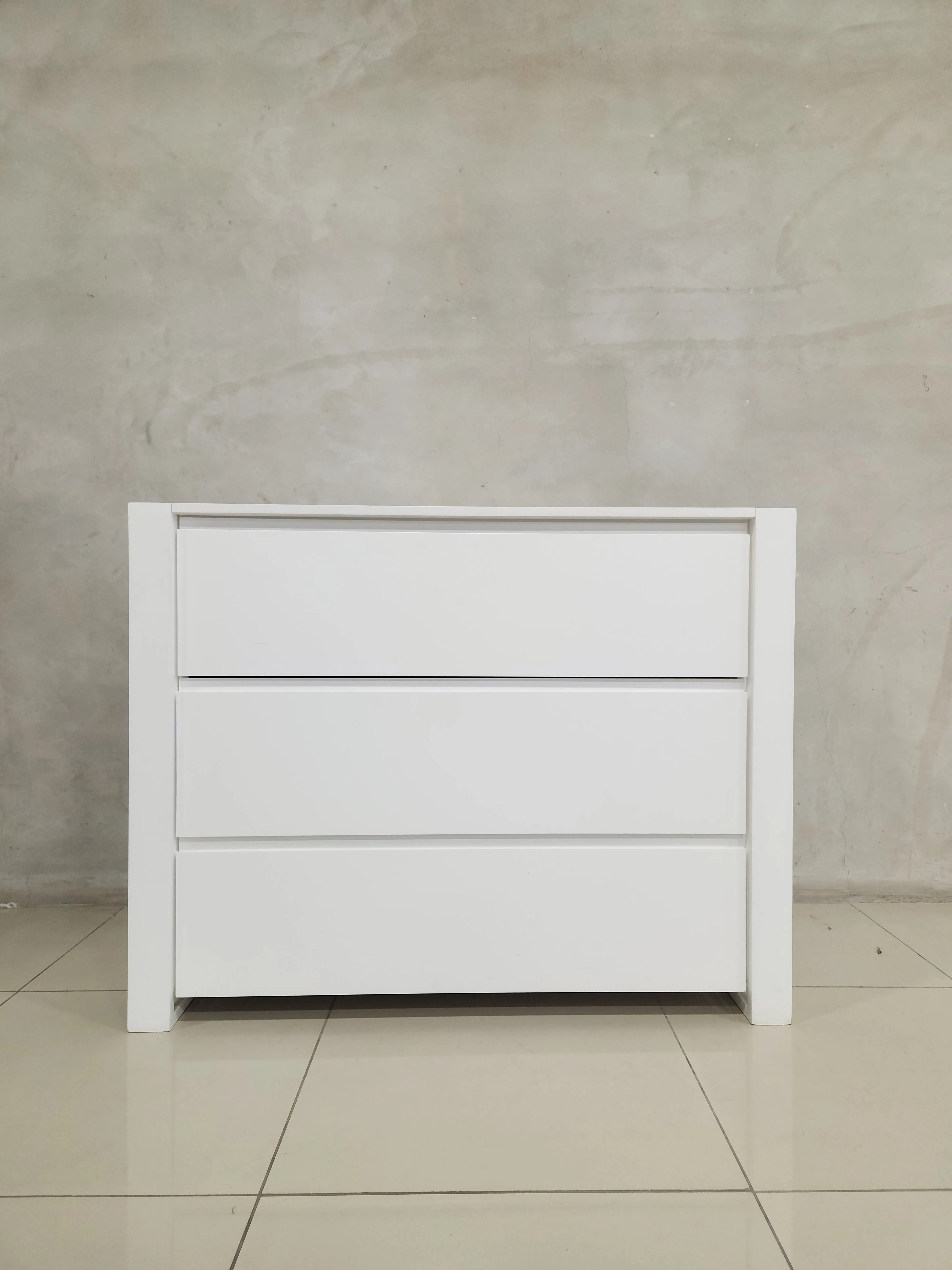 Square frame compactum in white