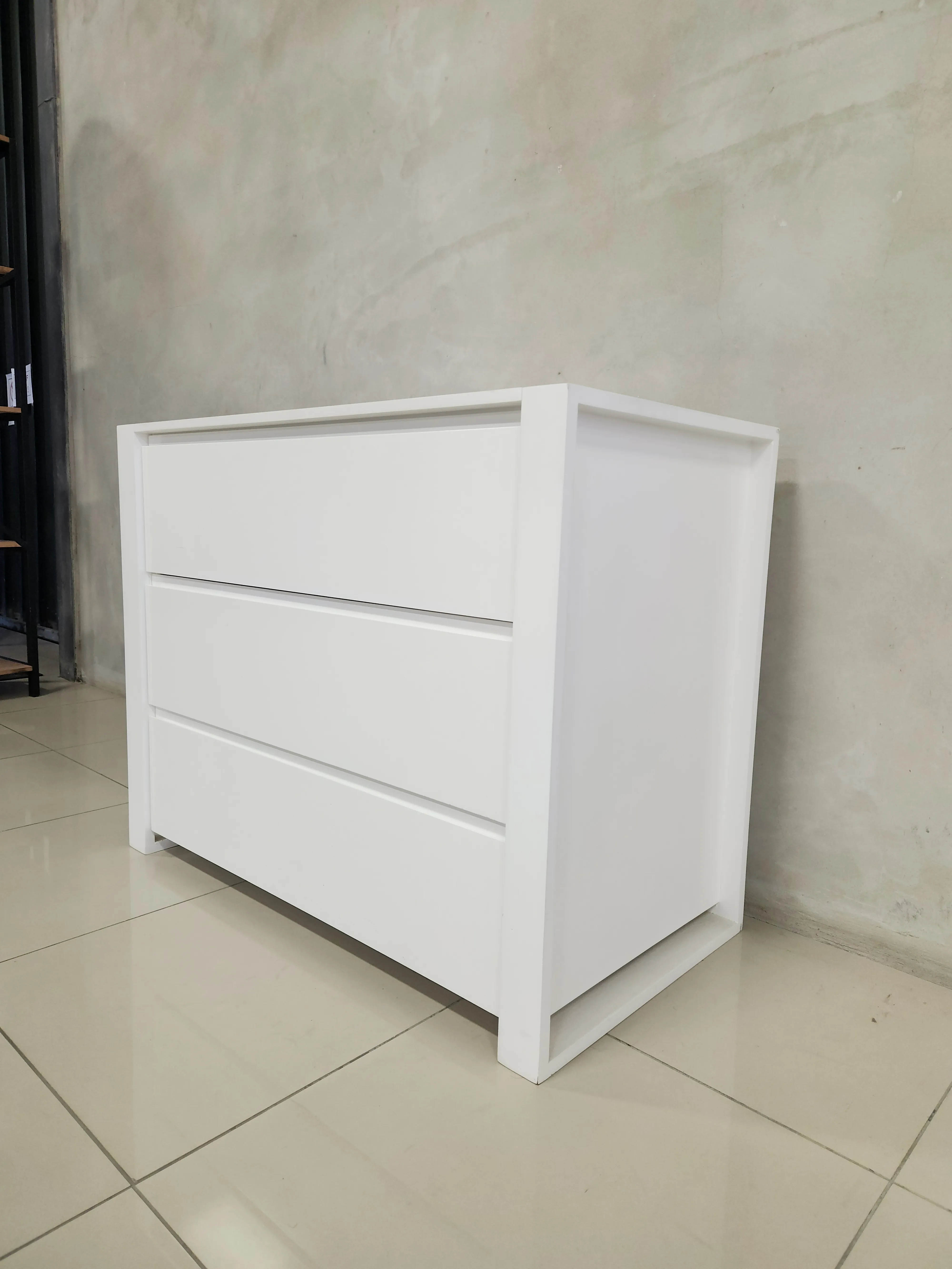 Square frame compactum in white