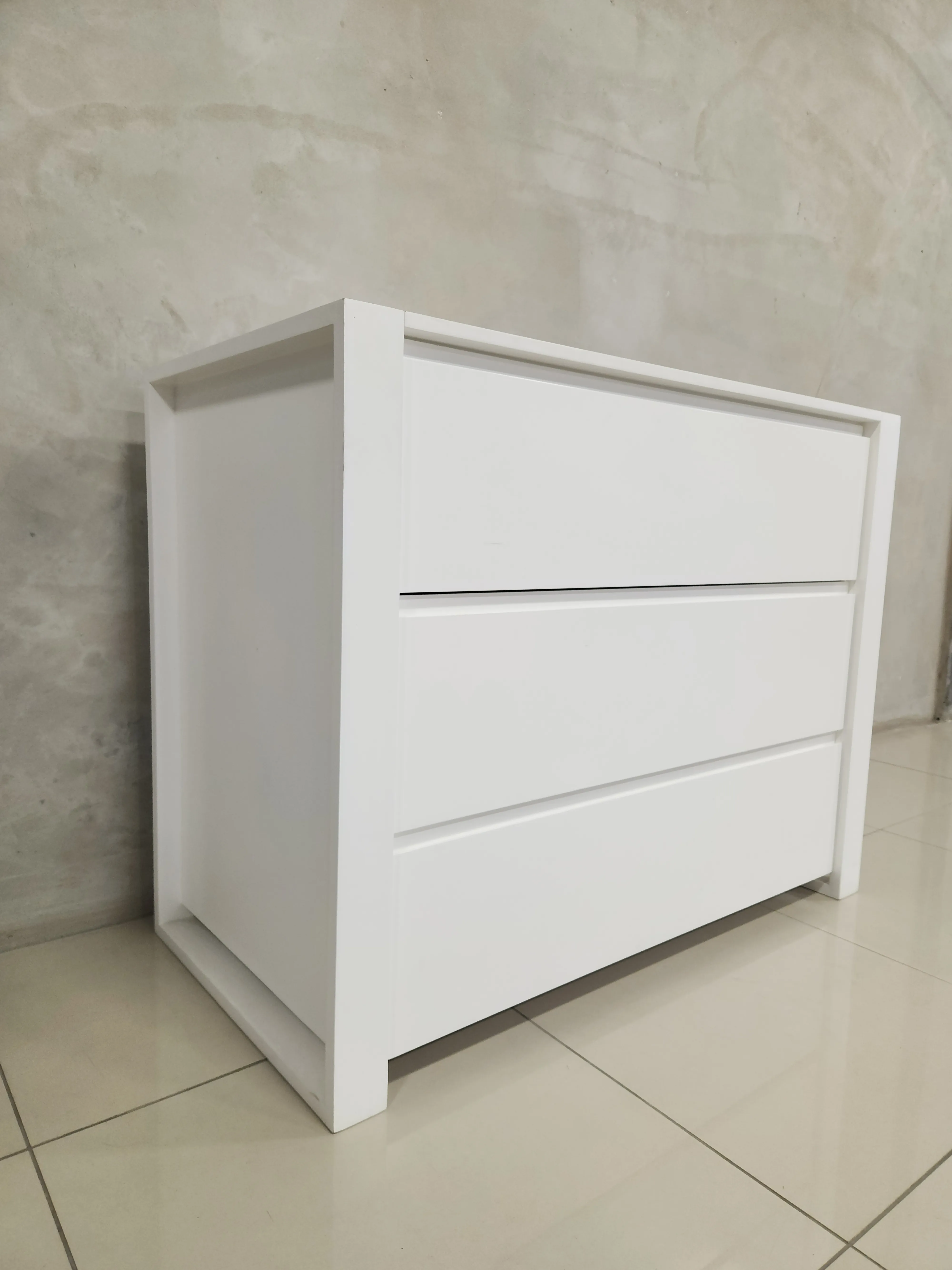 Square frame compactum in white