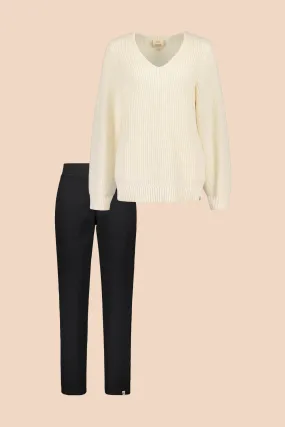 V-Neck Jumper & Comfy Slacks -pakkaus